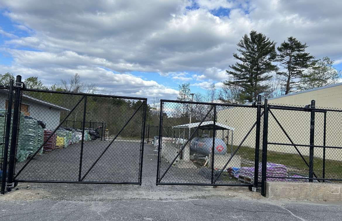 <Southern Maine Fence